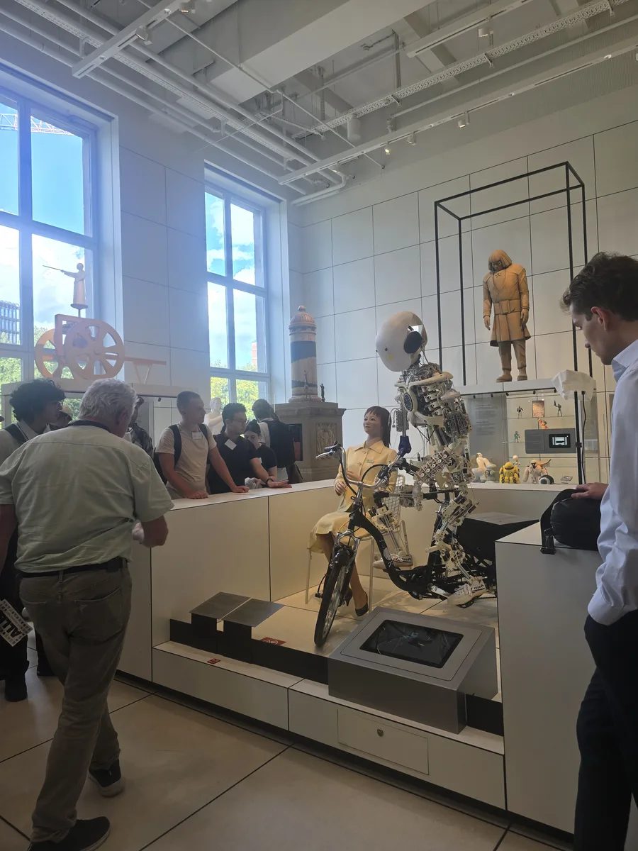 I viewed a humanoid robotics exhibit at the Deutsches Museum